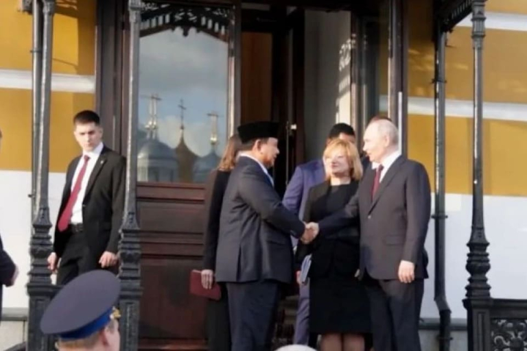 Prabowo Putin tukar cinderamata di Kremlin
