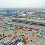 : ketahanan logistik nasional melalui aktivitas bongkar muat di terminal petikemas Sekretaris Perusahaan TPS, Erika Asih Palupi, menyatakan perusahaan terus memperkuat ketangguhan logistik nasional melalui kolaborasi aktif. TPS melibatkan pelanggan dan pemangku kepentingan untuk menjaga stabilitas layanan. Strategi Ketangguhan Logistik Nasional TPS menggelar forum diskusi rutin dengan pelanggan. Tim mengumpulkan masukan secara langsung. Perusahaan lalu mengolah masukan itu menjadi langkah perbaikan layanan. Pendekatan ini mempercepat respons terhadap kebutuhan pasar. TPS juga meningkatkan transparansi proses operasional. Perusahaan memperkuat sistem layanan agar lebih efisien. Langkah ini membantu menjaga arus logistik nasional tetap lancar. Pendekatan Berbasis Pelanggan TPS menerapkan strategi customer-centric. Perusahaan menyesuaikan layanan dengan kebutuhan pelanggan. Tim operasional terus berinovasi untuk meningkatkan kualitas layanan. Ketangguhan logistik nasional tidak hanya bergantung pada sistem. TPS menggabungkan sumber daya manusia, teknologi, dan proses kerja. Integrasi ini menciptakan layanan yang andal dan konsisten. Dampak bagi Ekonomi Nasional TPS berperan penting dalam mendukung distribusi barang. Perusahaan menjaga kelancaran arus logistik nasional di tengah perubahan perdagangan global. Kinerja operasional tetap stabil meski terjadi fluktuasi permintaan. Ketangguhan logistik nasional yang dijalankan TPS juga mendorong efisiensi rantai pasok. Hal ini berdampak langsung pada pertumbuhan ekonomi Indonesia secara berkelanjutan. Tautan Internal Baca juga: Strategi peningkatan layanan pelabuhan nasional Baca juga: Peran terminal petikemas dalam rantai logistik Tautan Eksternal Kementerian Perhubungan Republik Indonesia Pelindo