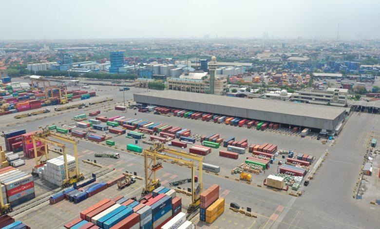 : ketahanan logistik nasional melalui aktivitas bongkar muat di terminal petikemas Sekretaris Perusahaan TPS, Erika Asih Palupi, menyatakan perusahaan terus memperkuat ketangguhan logistik nasional melalui kolaborasi aktif. TPS melibatkan pelanggan dan pemangku kepentingan untuk menjaga stabilitas layanan. Strategi Ketangguhan Logistik Nasional TPS menggelar forum diskusi rutin dengan pelanggan. Tim mengumpulkan masukan secara langsung. Perusahaan lalu mengolah masukan itu menjadi langkah perbaikan layanan. Pendekatan ini mempercepat respons terhadap kebutuhan pasar. TPS juga meningkatkan transparansi proses operasional. Perusahaan memperkuat sistem layanan agar lebih efisien. Langkah ini membantu menjaga arus logistik nasional tetap lancar. Pendekatan Berbasis Pelanggan TPS menerapkan strategi customer-centric. Perusahaan menyesuaikan layanan dengan kebutuhan pelanggan. Tim operasional terus berinovasi untuk meningkatkan kualitas layanan. Ketangguhan logistik nasional tidak hanya bergantung pada sistem. TPS menggabungkan sumber daya manusia, teknologi, dan proses kerja. Integrasi ini menciptakan layanan yang andal dan konsisten. Dampak bagi Ekonomi Nasional TPS berperan penting dalam mendukung distribusi barang. Perusahaan menjaga kelancaran arus logistik nasional di tengah perubahan perdagangan global. Kinerja operasional tetap stabil meski terjadi fluktuasi permintaan. Ketangguhan logistik nasional yang dijalankan TPS juga mendorong efisiensi rantai pasok. Hal ini berdampak langsung pada pertumbuhan ekonomi Indonesia secara berkelanjutan. Tautan Internal Baca juga: Strategi peningkatan layanan pelabuhan nasional Baca juga: Peran terminal petikemas dalam rantai logistik Tautan Eksternal Kementerian Perhubungan Republik Indonesia Pelindo