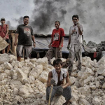 Warga memecah batu gamping di pegunungan Desa Nambo, Morowali, Sulawesi Tengah