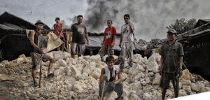 Warga memecah batu gamping di pegunungan Desa Nambo, Morowali, Sulawesi Tengah