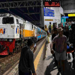 evakuasi korban tabrakan KRL Bekasi Timur di Stasiun Bekasi Timur