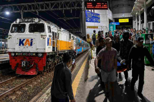 evakuasi korban tabrakan KRL Bekasi Timur di Stasiun Bekasi Timur