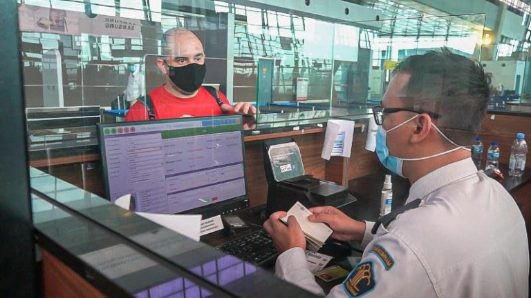 deportasi buronan AS di Bali saat pemeriksaan imigrasi di Bandara Ngurah Rai