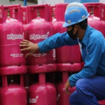 Pekerja memeriksa tabung LPG Bright Gas 5,5 kg di gudang distribusi saat harga LPG naik