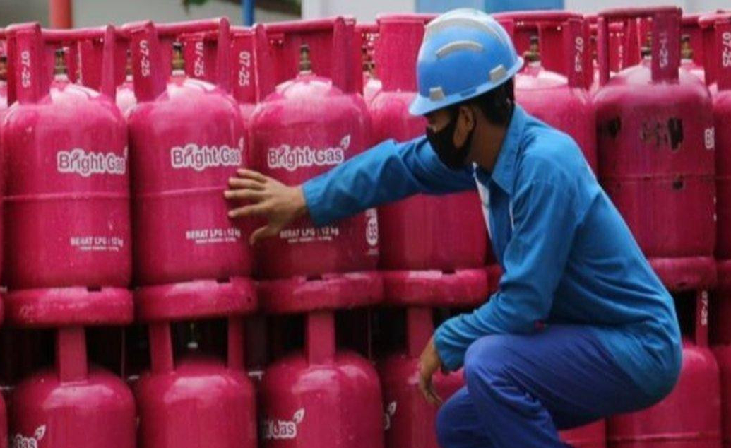 Pekerja memeriksa tabung LPG Bright Gas 5,5 kg di gudang distribusi saat harga LPG naik