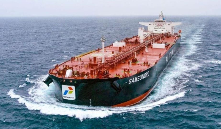 Selat Hormuz dibuka, kapal tanker minyak melintas di jalur energi global