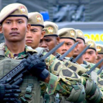 peserta pelatihan komcad ASN latihan baris berbaris dengan seragam militer