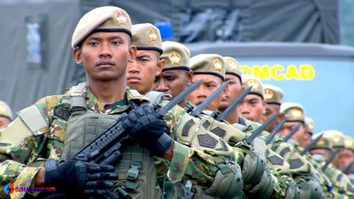 peserta pelatihan komcad ASN latihan baris berbaris dengan seragam militer
