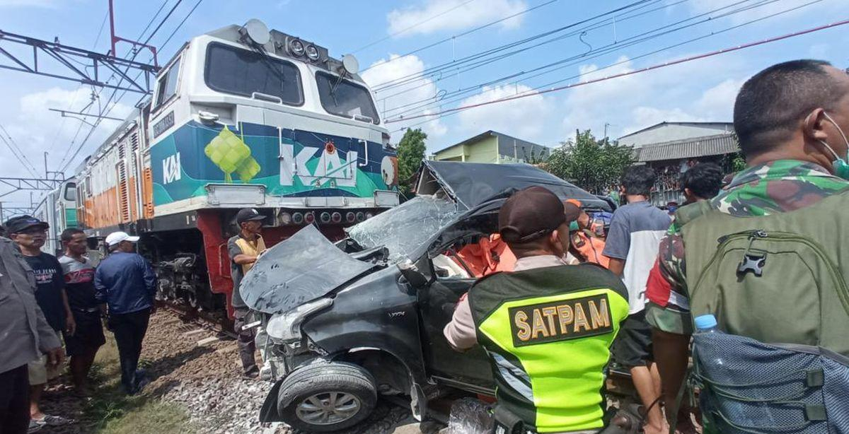 “kecelakaan kereta Bekasi Timur di Stasiun Bekasi Timur”