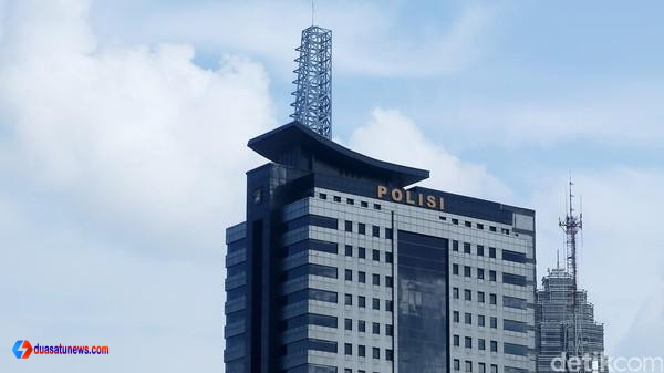 Gedung Polda Metro Jaya, potret Ade Armando, Abu Janda, dan Jusuf Kalla terkait laporan dugaan provokasi