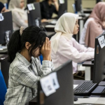 peserta ujian UTBK 2026 sedang mengerjakan soal di ruang komputer dengan pengawasan panitia