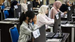 peserta ujian UTBK 2026 sedang mengerjakan soal di ruang komputer dengan pengawasan panitia