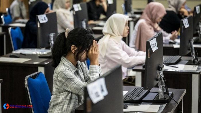peserta ujian UTBK 2026 sedang mengerjakan soal di ruang komputer dengan pengawasan panitia