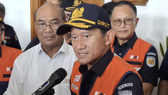 Direktur Utama KAI Bobby Rasyidin memberikan keterangan pers terkait gerbong KRL wanita di Stasiun Bekasi Timur