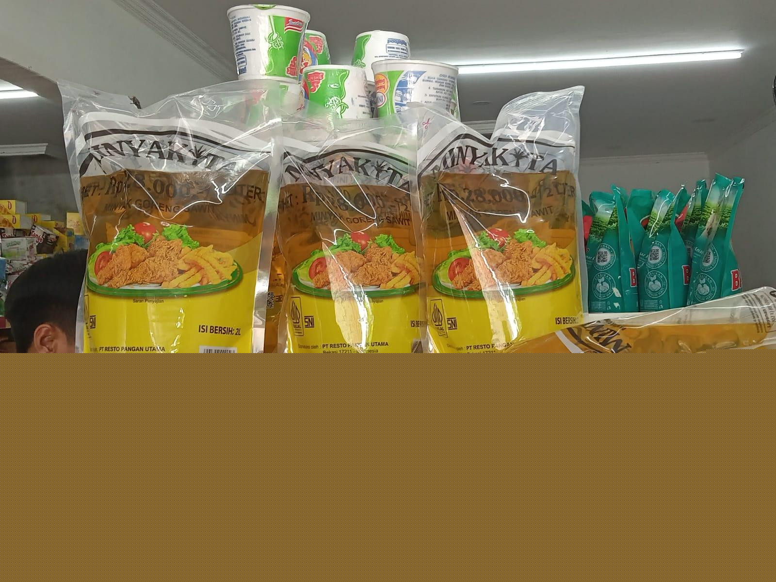 Minyakita dijual di pasar sebagai dampak kebijakan DMO Minyakita