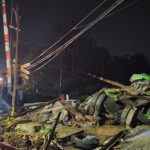 Dump truk hancur di perlintasan rel setelah tertabrak KA Dhoho di Blitar pada malam hari