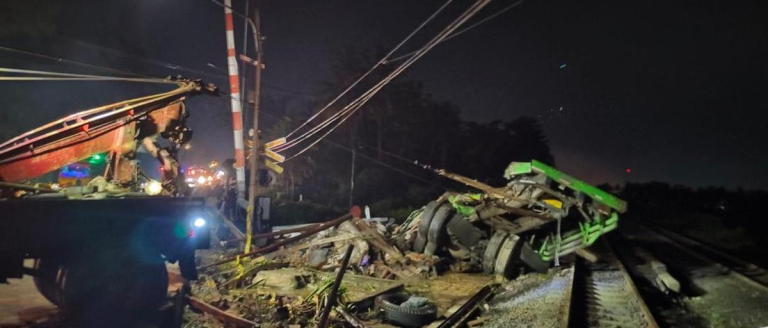 Dump truk hancur di perlintasan rel setelah tertabrak KA Dhoho di Blitar pada malam hari