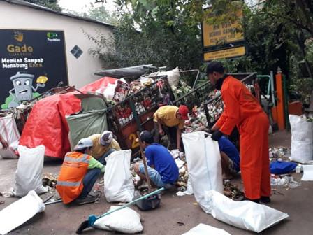 Bank Sampah Ceria Jakarta Timur aktivitas warga memilah sampah