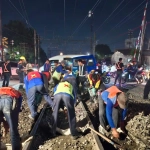Petugas KAI Daop 1 melakukan perbaikan rel Bukit Duri di perlintasan JPL 14 Jakarta Selatan