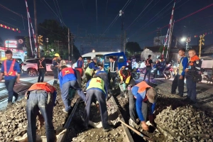 Petugas KAI Daop 1 melakukan perbaikan rel Bukit Duri di perlintasan JPL 14 Jakarta Selatan