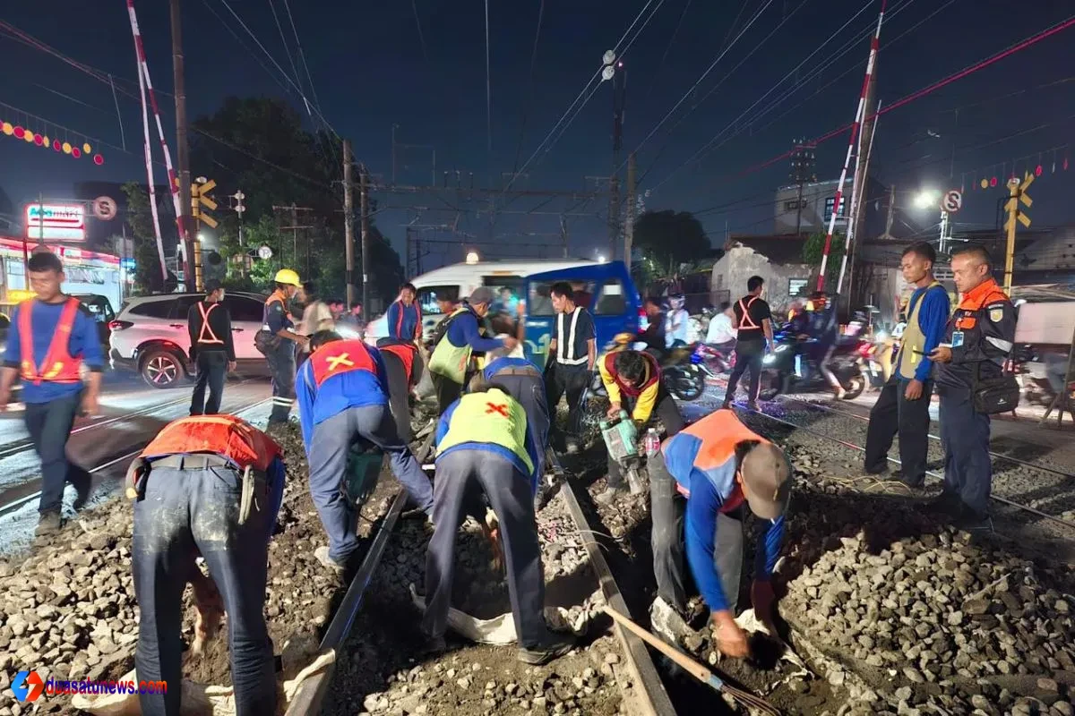 Petugas KAI Daop 1 melakukan perbaikan rel Bukit Duri di perlintasan JPL 14 Jakarta Selatan