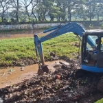 Proyek pengendali banjir Jakarta dipercepat. Pemprov DKI menargetkan 20 proyek pompa, waduk, dan normalisasi sungai selesai pada 2027.