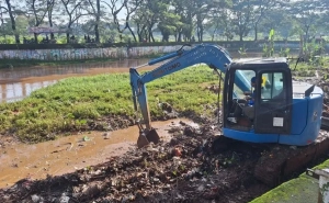 Proyek pengendali banjir Jakarta dipercepat. Pemprov DKI menargetkan 20 proyek pompa, waduk, dan normalisasi sungai selesai pada 2027.