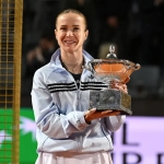 Svitolina juara Italian Open 2026 mengangkat trofi di Roma