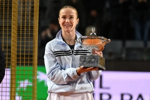 Svitolina juara Italian Open 2026 mengangkat trofi di Roma