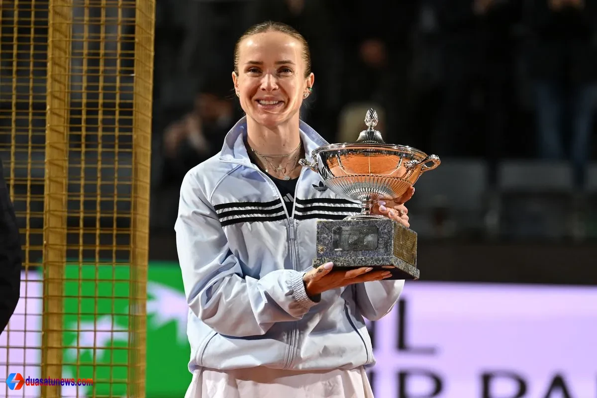 Svitolina juara Italian Open 2026 mengangkat trofi di Roma