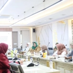 Audiensi Komisi V DPRD Jawa Barat bersama Penggiat Keluarga membahas Raperda perlindungan keluarga Jabar di ruang rapat Gedung DPRD Bandung.