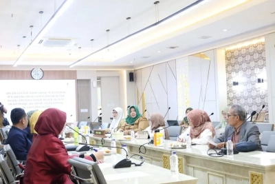 Audiensi Komisi V DPRD Jawa Barat bersama Penggiat Keluarga membahas Raperda perlindungan keluarga Jabar di ruang rapat Gedung DPRD Bandung.