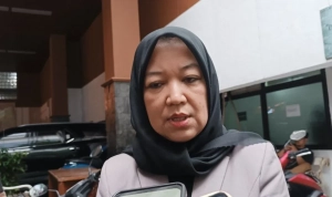 Yuke Yurike menjelaskan anggaran pendidikan DKI Jakarta kepada wartawan