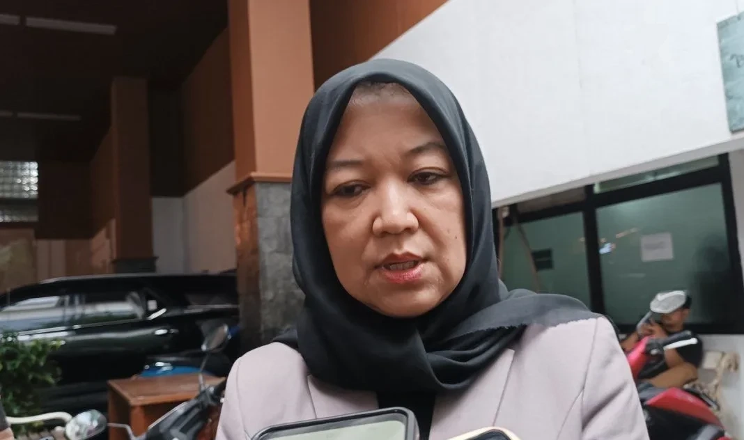 Yuke Yurike menjelaskan anggaran pendidikan DKI Jakarta kepada wartawan