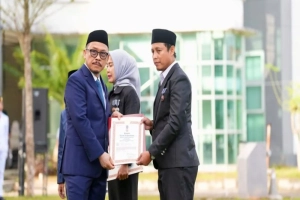 Anak putus sekolah Sulbar kembali belajar ditandai penyerahan penghargaan Hardiknas di Mamuju