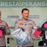 Barang bukti kasus pelaku pencurian pembunuhan Pekanbaru yang ditampilkan polisi saat konferensi pers di Polresta Pekanbaru.