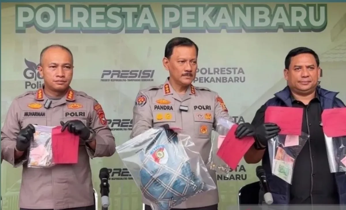 Barang bukti kasus pelaku pencurian pembunuhan Pekanbaru yang ditampilkan polisi saat konferensi pers di Polresta Pekanbaru.