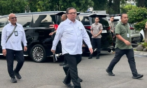 Airlangga Hartarto berjalan menuju rapat terbatas ekonomi di Istana Kepresidenan Jakarta bersama pejabat pemerintah membahas stabilitas dan kebijakan ekonomi nasional.
