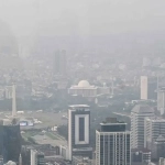 Kondisi polusi udara di Jakarta dengan kabut tebal di area perkotaan sebagai gambaran pengendalian polusi Jakarta.