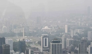 Kondisi polusi udara di Jakarta dengan kabut tebal di area perkotaan sebagai gambaran pengendalian polusi Jakarta.
