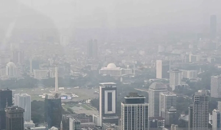 Kondisi polusi udara di Jakarta dengan kabut tebal di area perkotaan sebagai gambaran pengendalian polusi Jakarta.