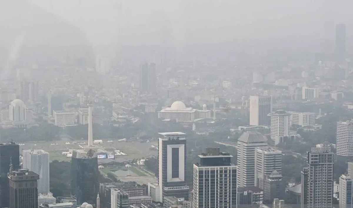 Kondisi polusi udara di Jakarta dengan kabut tebal di area perkotaan sebagai gambaran pengendalian polusi Jakarta.