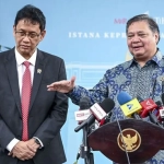 Airlangga Hartarto memberi keterangan pers usai pertemuan pembahasan krisis ekonomi 2008 di Istana Kepresidenan Jakarta