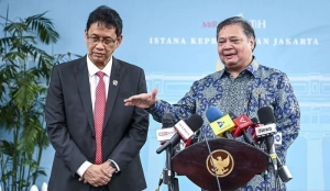 Airlangga Hartarto memberi keterangan pers usai pertemuan pembahasan krisis ekonomi 2008 di Istana Kepresidenan Jakarta