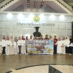 Rektor Universitas Jember bersama 20 peserta magang mahasiswa Unej di Thailand berfoto di aula LPMPP sebelum keberangkatan program internasional.