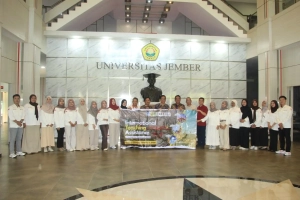 Rektor Universitas Jember bersama 20 peserta magang mahasiswa Unej di Thailand berfoto di aula LPMPP sebelum keberangkatan program internasional.