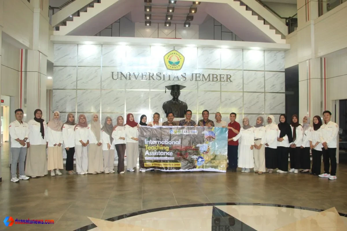 Rektor Universitas Jember bersama 20 peserta magang mahasiswa Unej di Thailand berfoto di aula LPMPP sebelum keberangkatan program internasional.