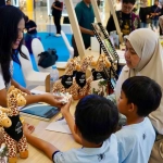 Pengunjung BBWI Travel Fair 2026 mencari paket wisata keluarga di Surabaya