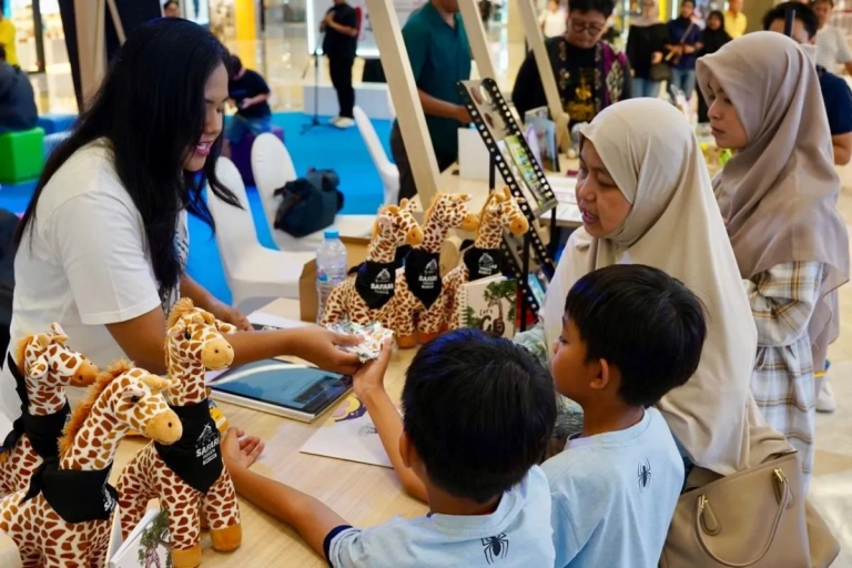 Pengunjung BBWI Travel Fair 2026 mencari paket wisata keluarga di Surabaya